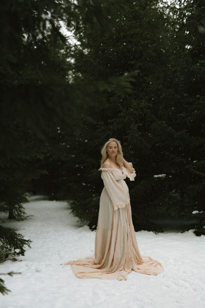 amanda lekland gravid i snöfall bland granar